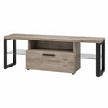 Mueble para TV de madera aglomerada roble con estantes de vidrio y estructura metálica negra